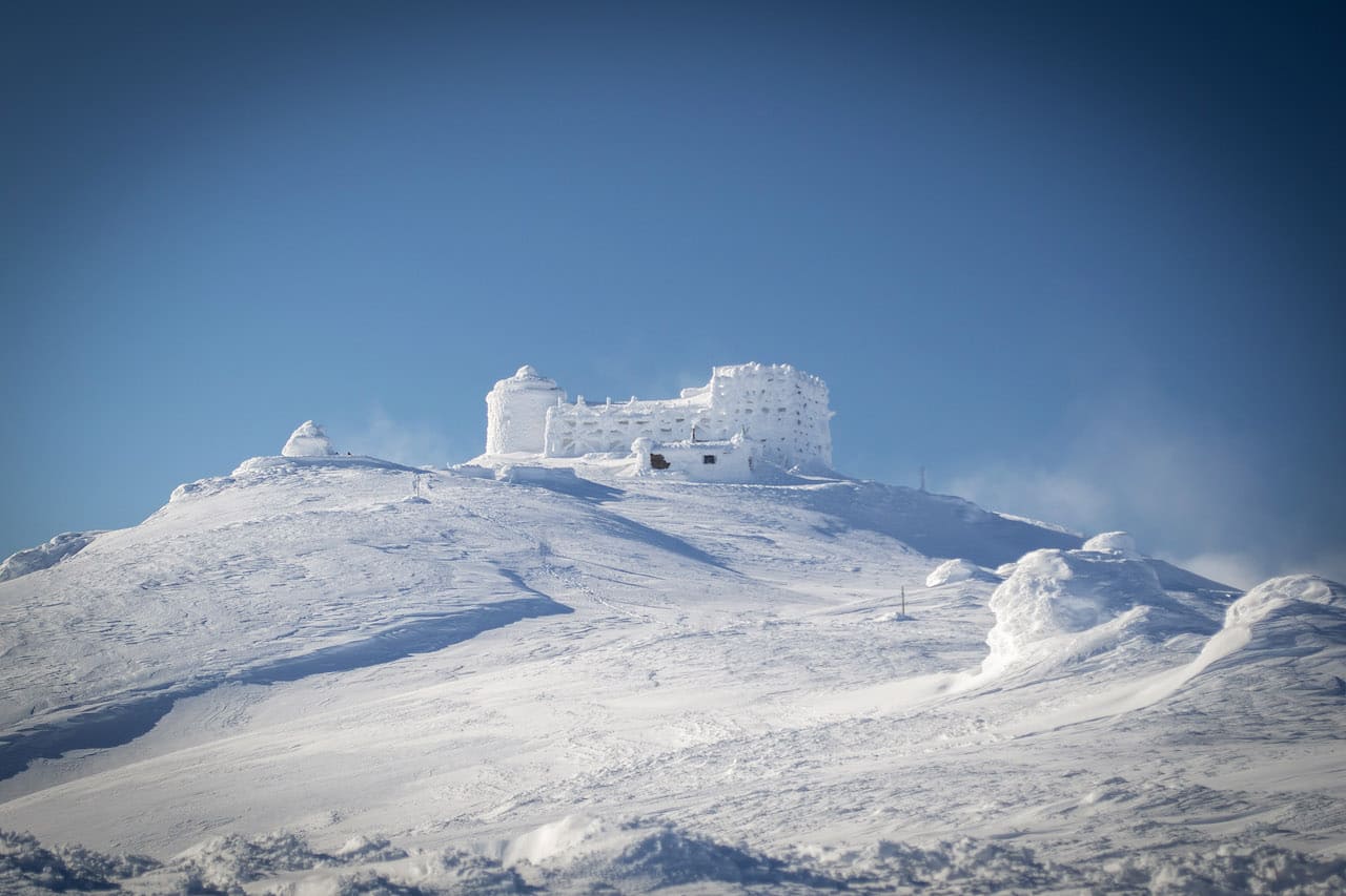 Топ аудиокниг, которые стоит прослушать этой зимой: от ледяных тайн до душевного тепла